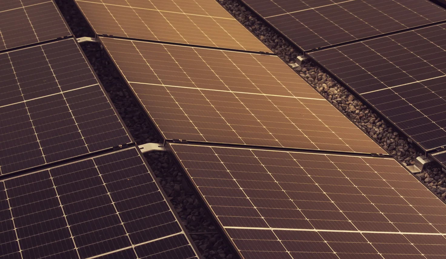 Painéis solares com a luz do fim do dia