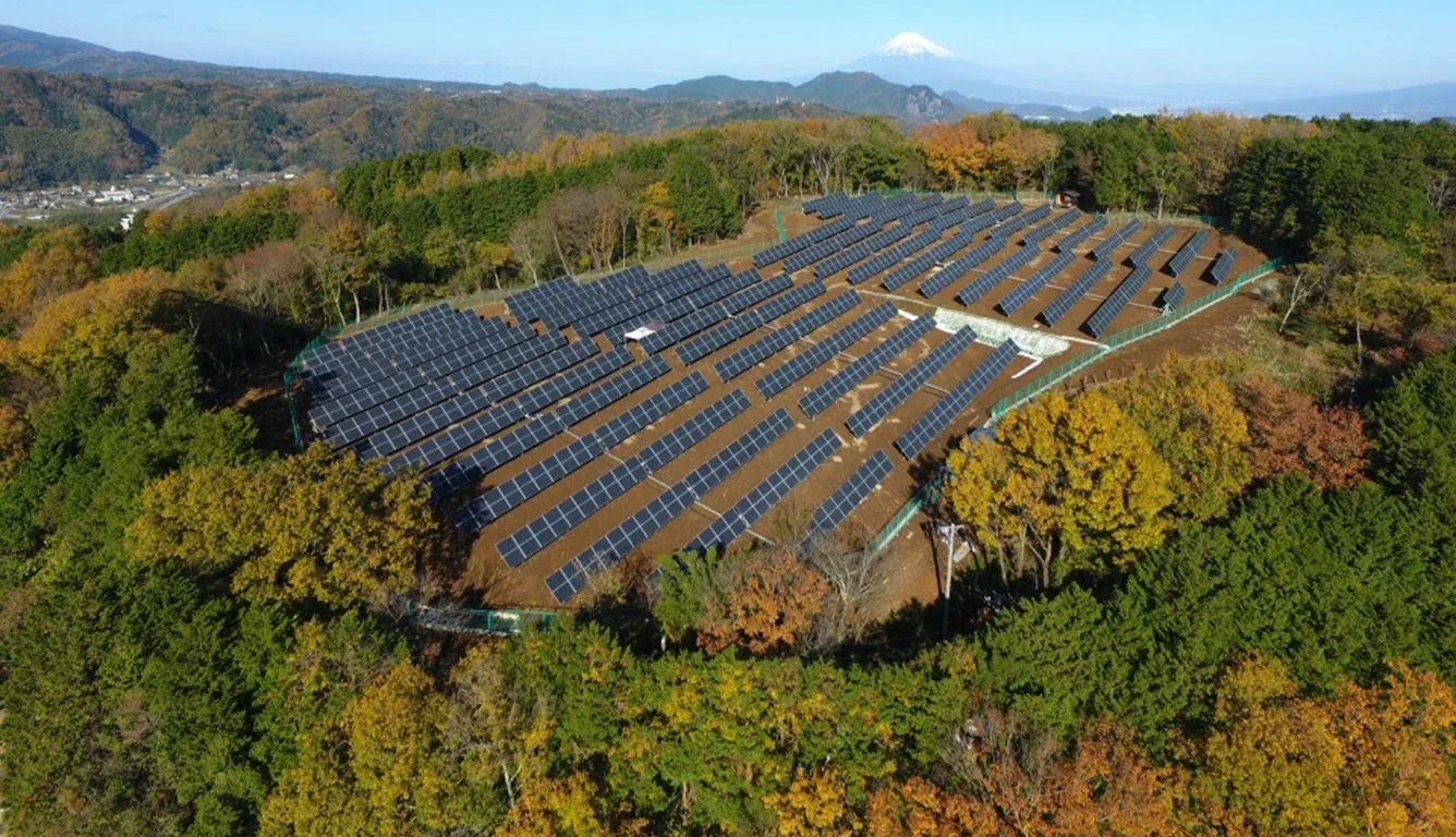 Central fotovoltaica numa encosta, vista do ar