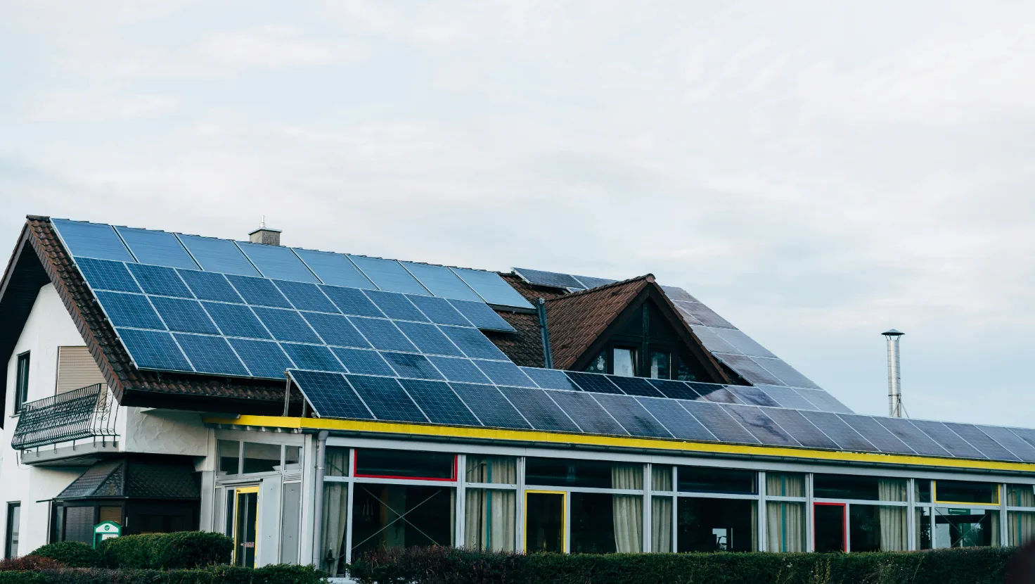 Casa com painéis solares no telhado