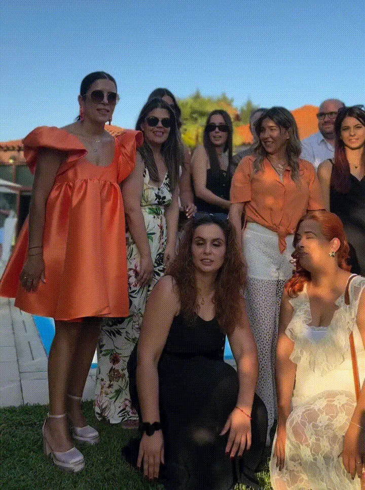 Grupo de pessoas num convívio ao ar livre