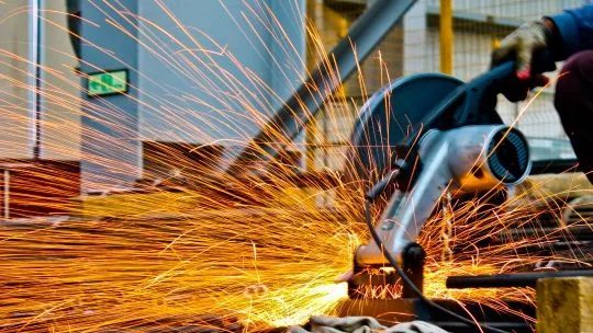 Corte de metal com faíscas