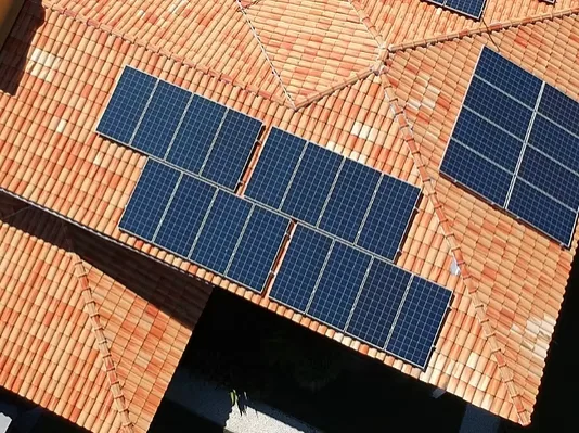 Painéis solares num telhado de telha, vistos de cima