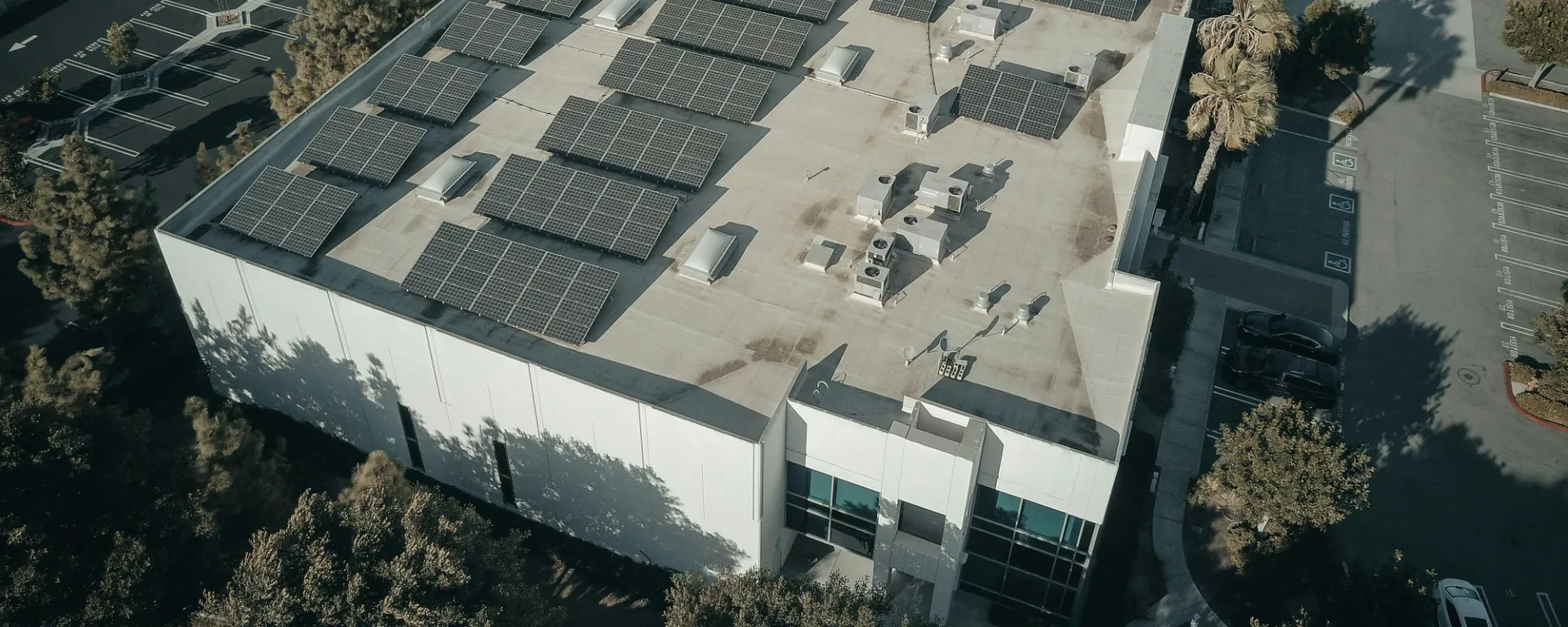 Painéis solares na cobertura de um edifício, vistos do ar
