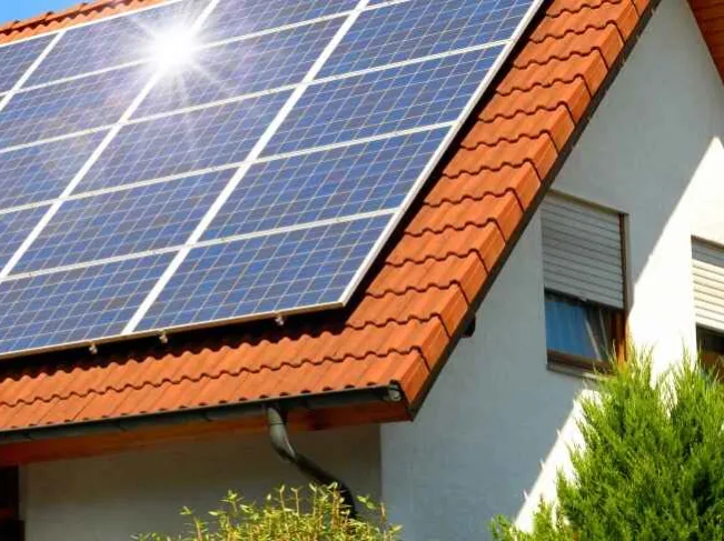 Painéis solares no telhado de telha de uma moradia