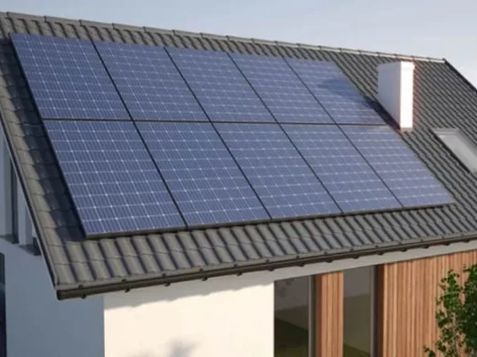 Painéis solares no telhado de uma casa moderna