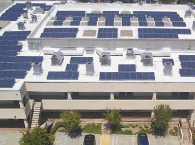 Painéis solares na cobertura de um edifício de vários pisos