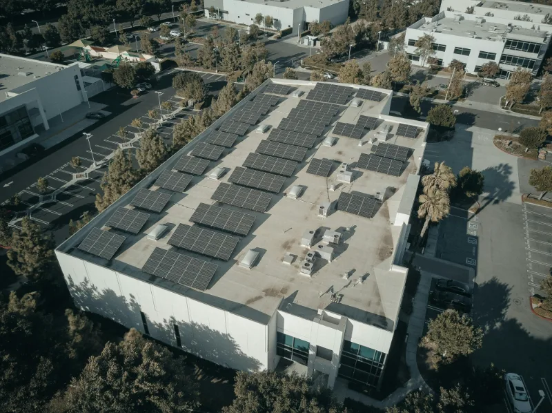 Painéis solares na cobertura de um edifício, vistos do ar