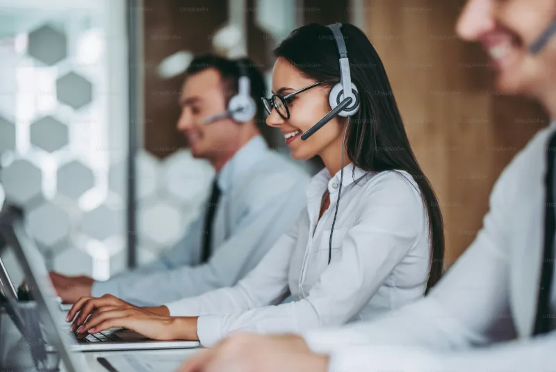 Equipa de atendimento telefónico com auscultadores